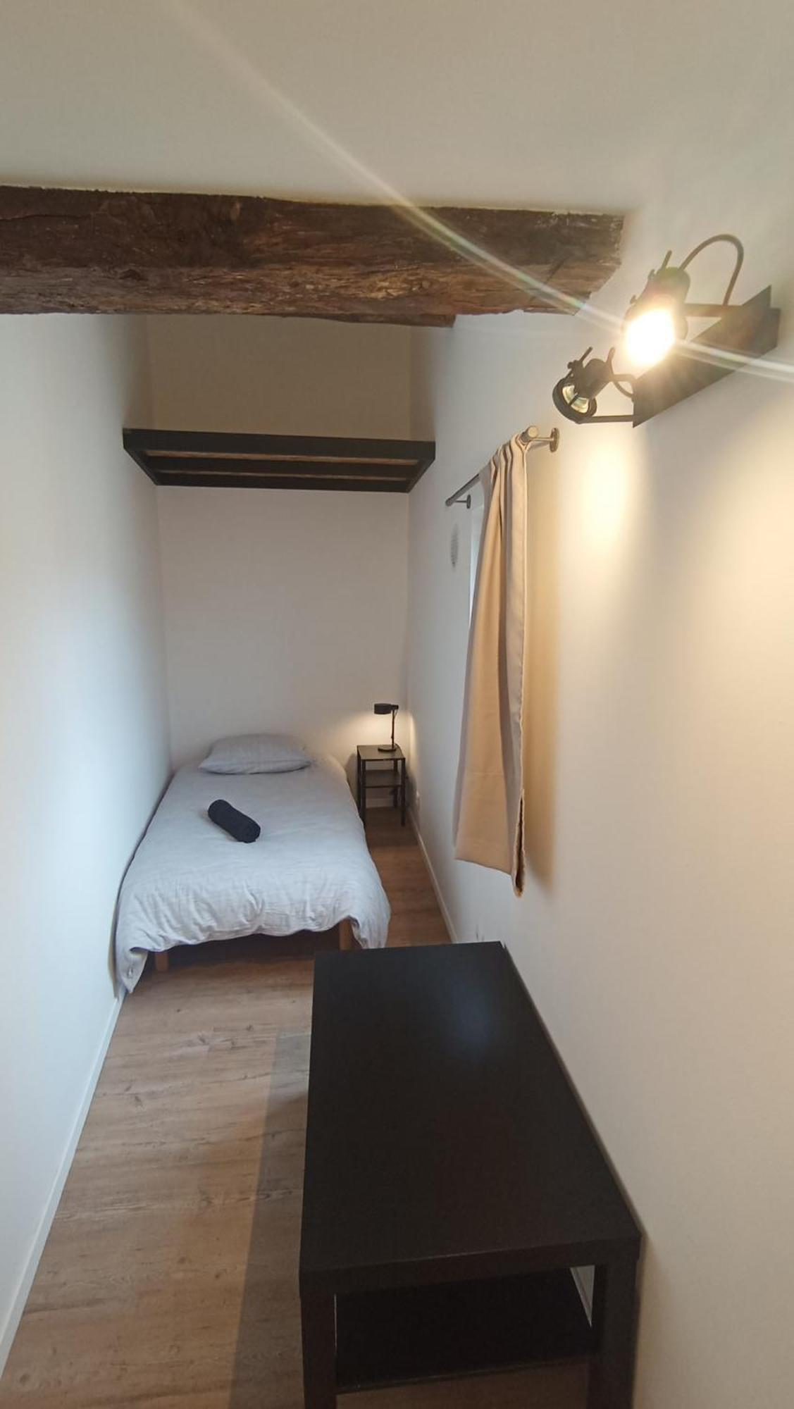 Iris, 4 Personnes, Centre Pieton Ecusson, Tram, 3Eme Etage Sans Ascenseur Appartement *