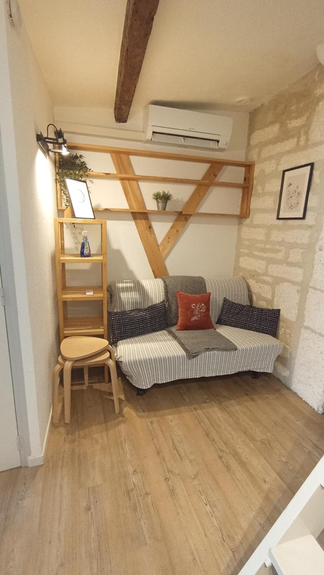 Appartement Iris, 4 Personnes, Centre Pieton Ecusson, Tram, 3Eme Etage Sans Ascenseur