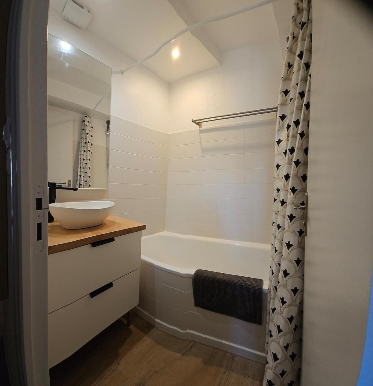 Iris, 4 Personnes, Centre Pieton Ecusson, Tram, 3Eme Etage Sans Ascenseur Appartement
