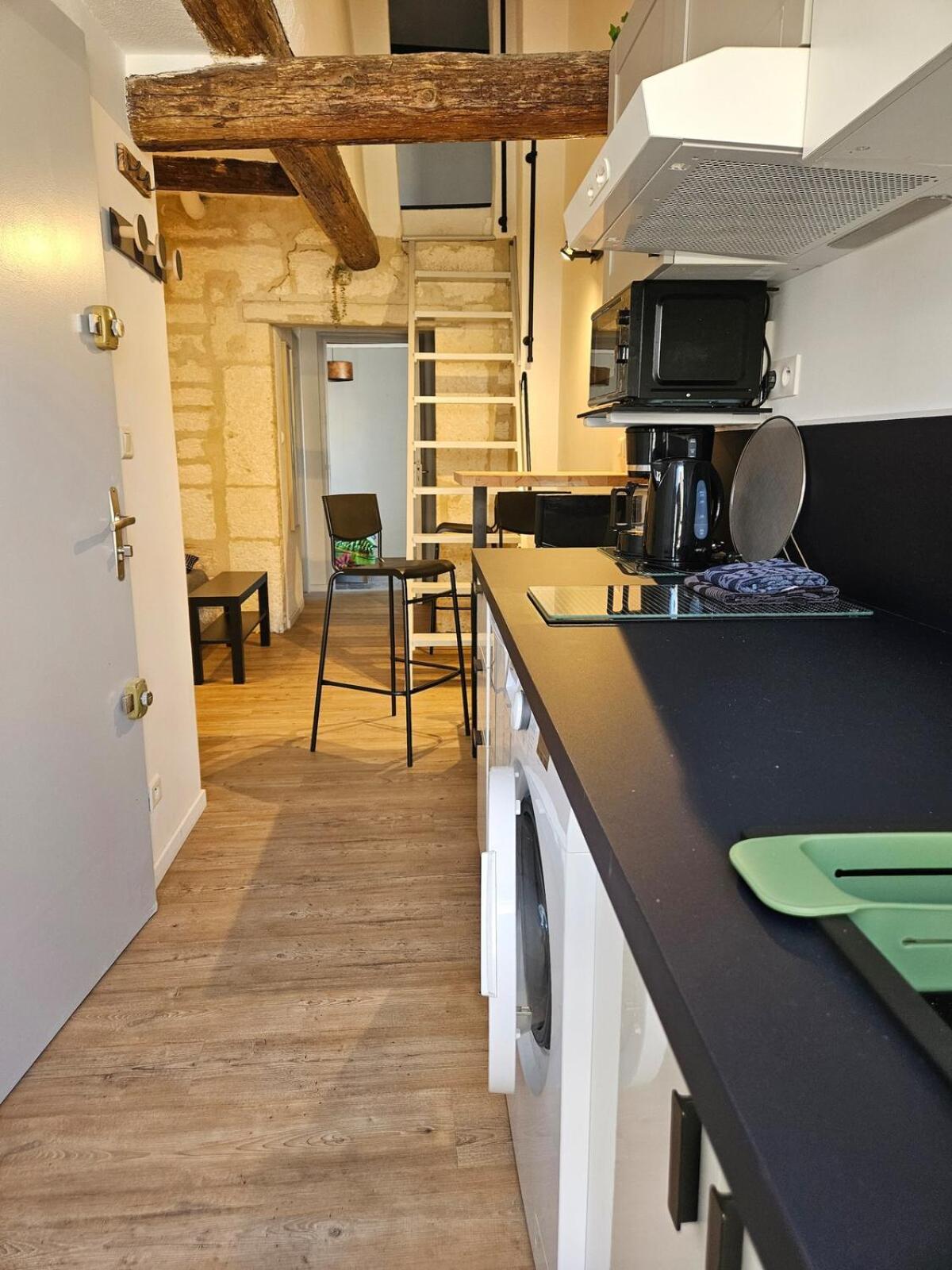 Appartement Iris, 4 Personnes, Centre Pieton Ecusson, Tram, 3Eme Etage Sans Ascenseur