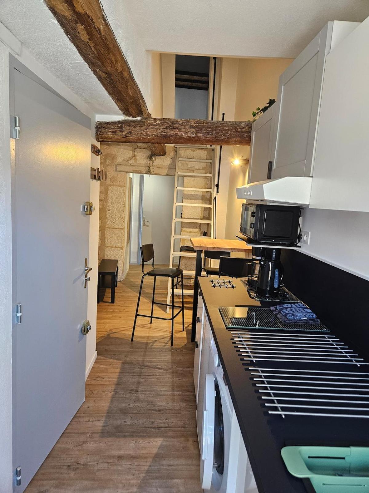 Iris, 4 Personnes, Centre Pieton Ecusson, Tram, 3Eme Etage Sans Ascenseur